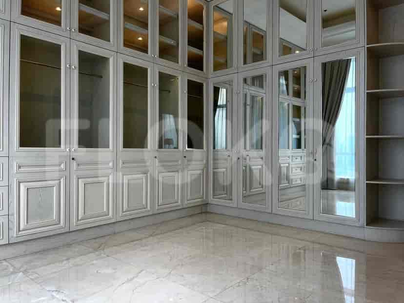 Lemari pakaian besar dengan pintu cermin dan beberapa pilihan penyimpanan.