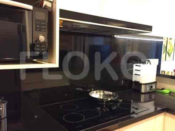 Tampilan dekat dapur, dengan kompor listrik dan microwave.