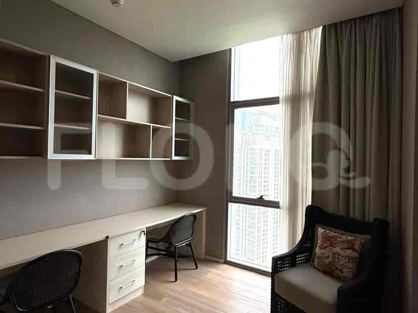 Area kantor dengan meja, rak, dan kursi.