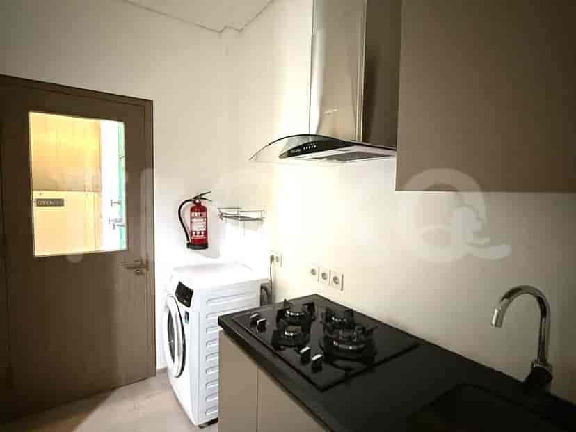 Dapur modern dengan kompor gas dan peralatan putih.