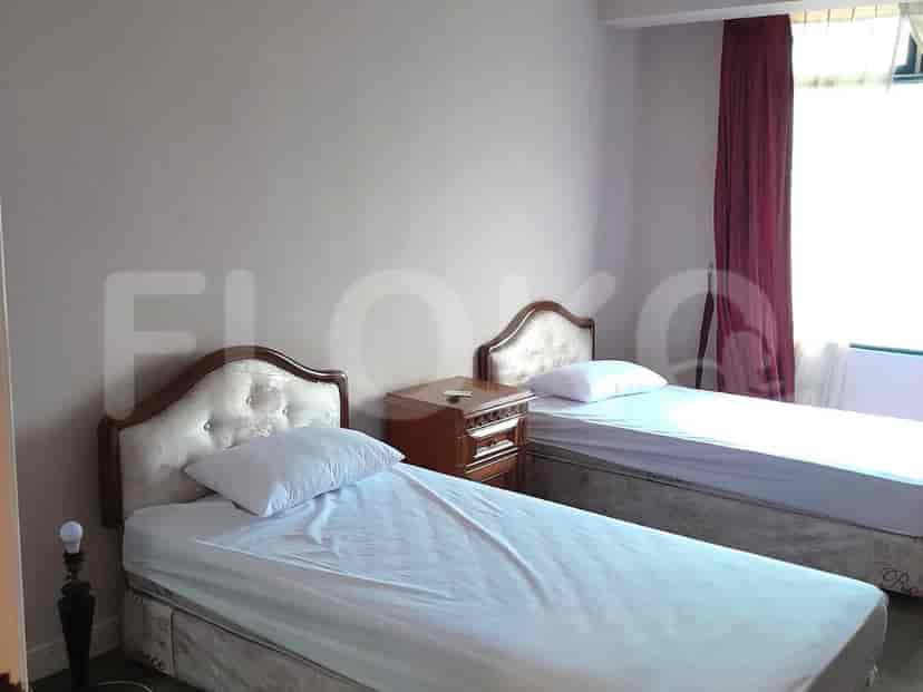 Bedroom with twin beds.