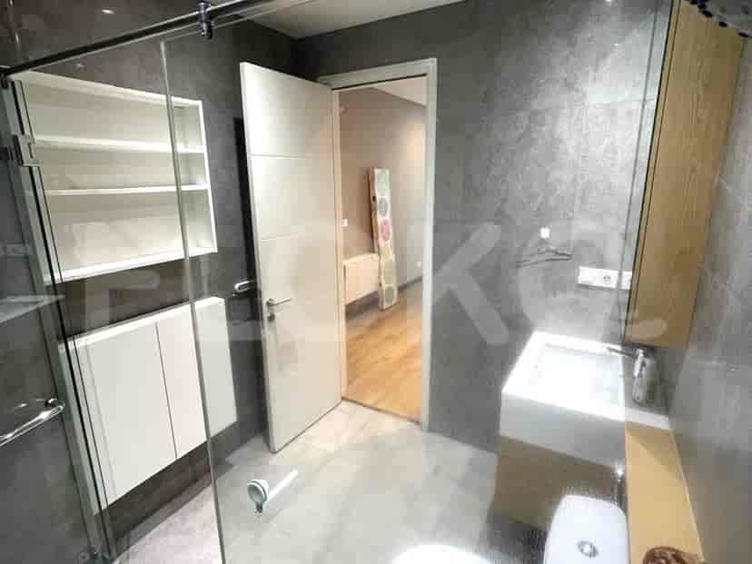 Bathroom with a modern design, featuring a glass shower, a sink and a toilet.