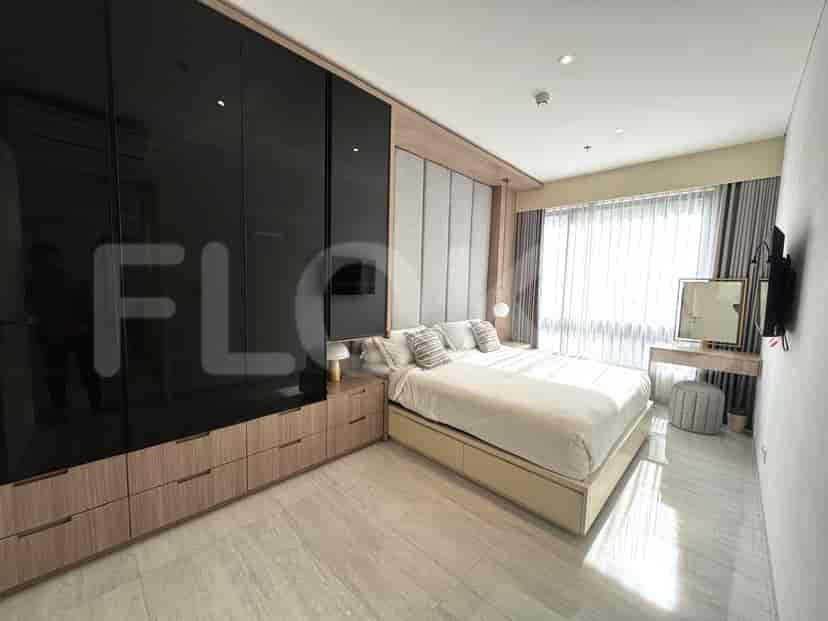 Kamar tidur utama dengan tempat tidur, lemari pakaian, dan jendela besar.
