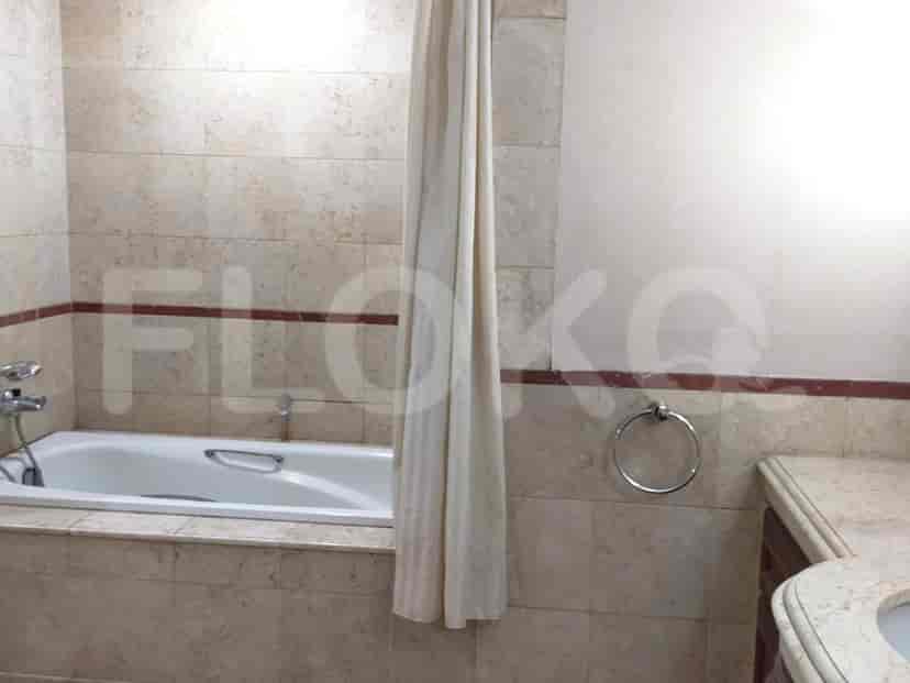 A bathroom with a bathtub.
