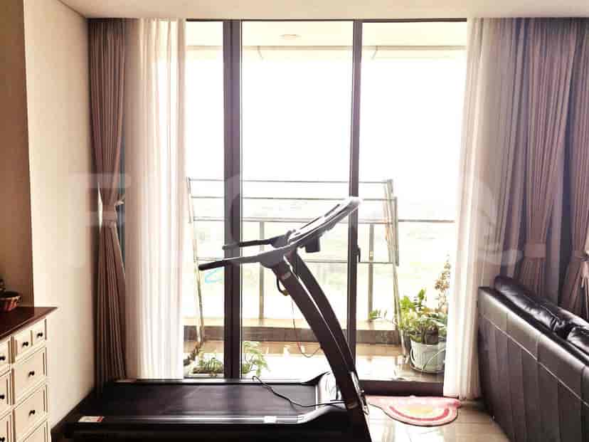 Area dengan treadmill dan jendela.