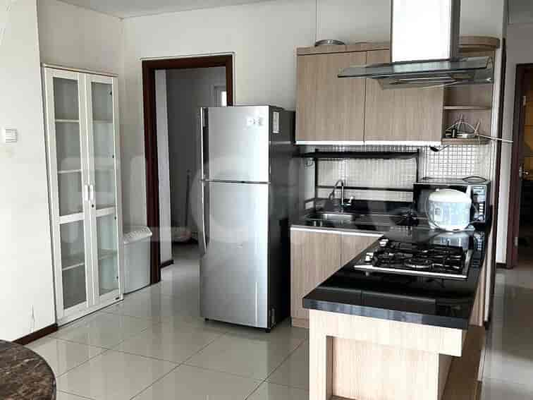 Dapur modern dengan peralatan dan lemari.