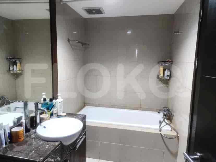 A modern bathroom with a bathtub and sink.