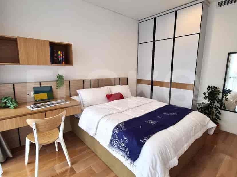 Kamar tidur dengan meja, lemari pakaian, dan lantai kayu.