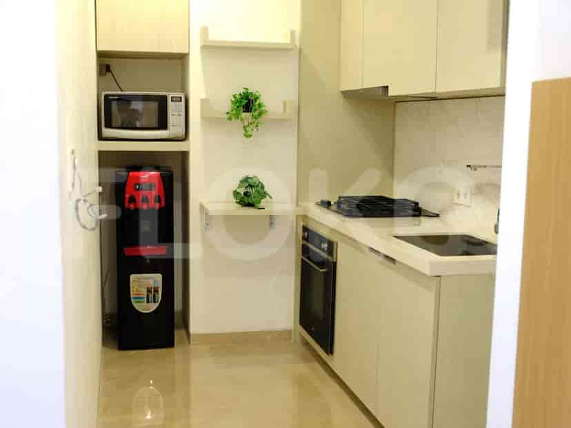 Dapur modern dengan lemari kayu, dan peralatan built-in.