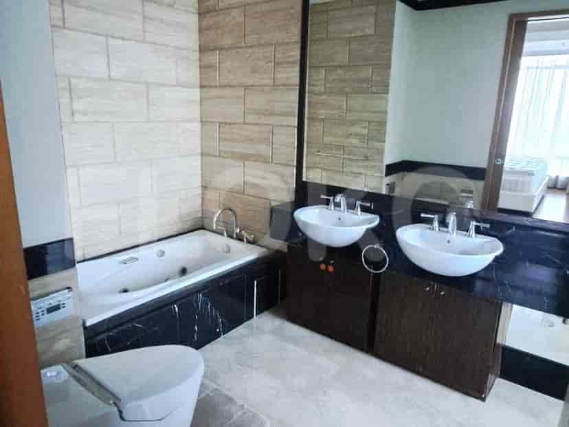 Bathroom with a bathtub, double vanity and a toilet.