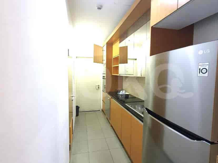 Dapur lengkap dengan peralatan, lemari, dan desain modern.