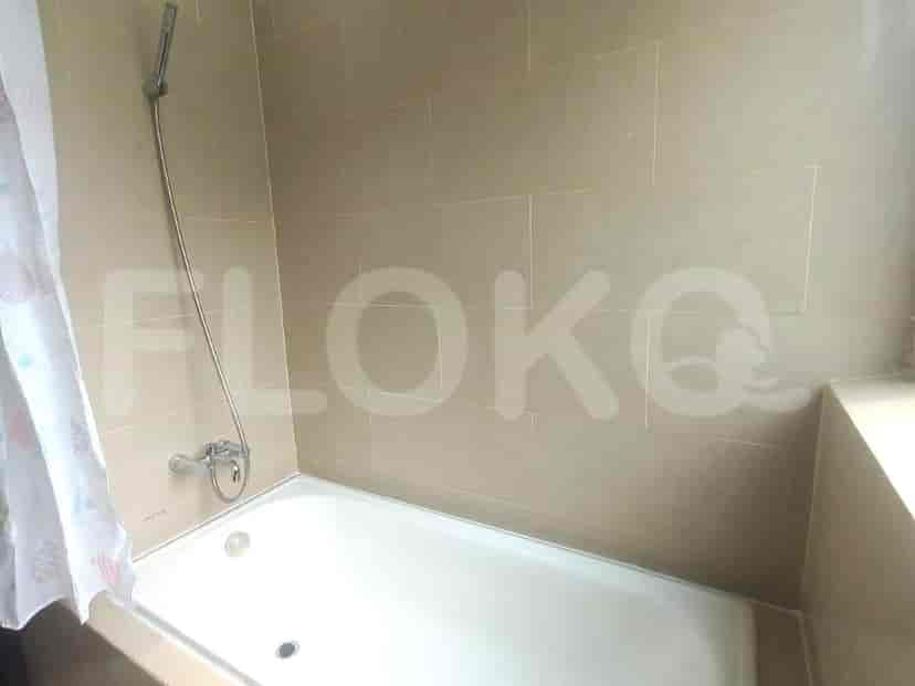 A bathroom with a bathtub.