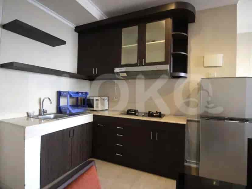 Dapur modern dengan lemari gelap, peralatan baja tahan karat, dan meja granit.
