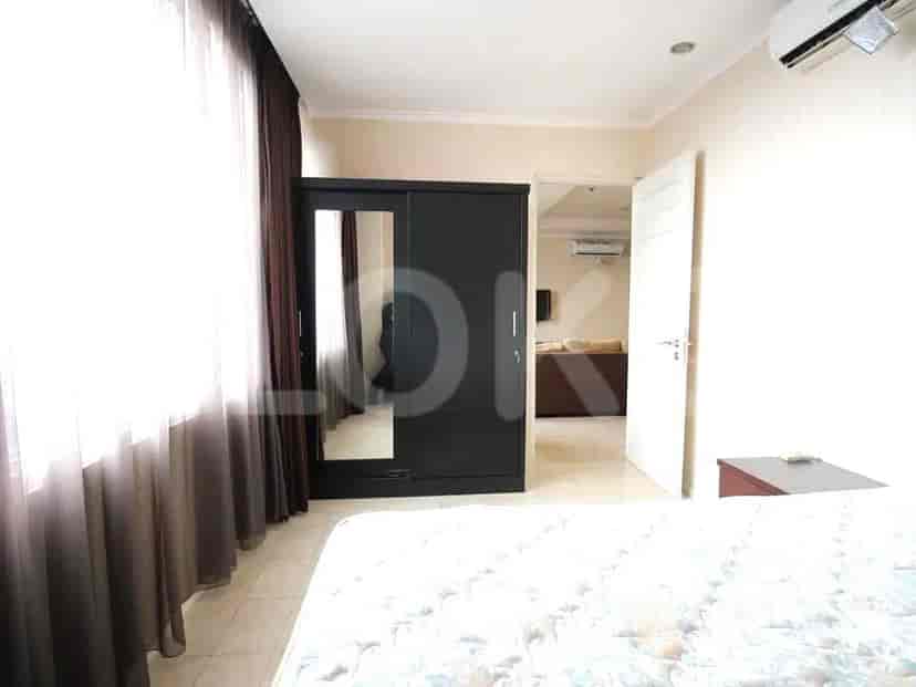 Kamar tidur dengan tempat tidur, lemari pakaian, dan gorden.