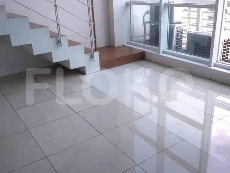 Pintu masuk modern dan cerah dengan lantai berubin, tangga, dan pemandangan ke arah jendela.