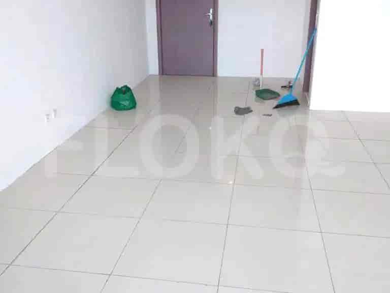 Lorong atau ruangan dengan lantai berubin, pintu, dan perlengkapan kebersihan.