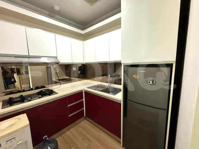Dapur modern dengan lemari merah.