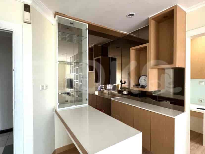 Area bar kecil dengan rak built-in.