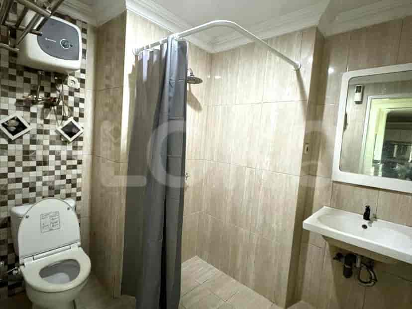 Kamar mandi yang menampilkan toilet dan pancuran.