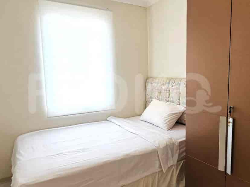 Kamar tidur dengan tempat tidur single, lemari, dan jendela.