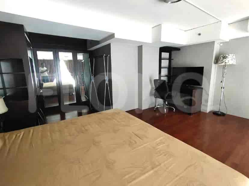 Kamar tidur modern dengan tempat tidur dan lemari.