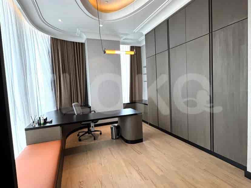 Kantor rumah yang luas dengan meja besar, penyimpanan built-in, dan pemandangan yang menakjubkan.