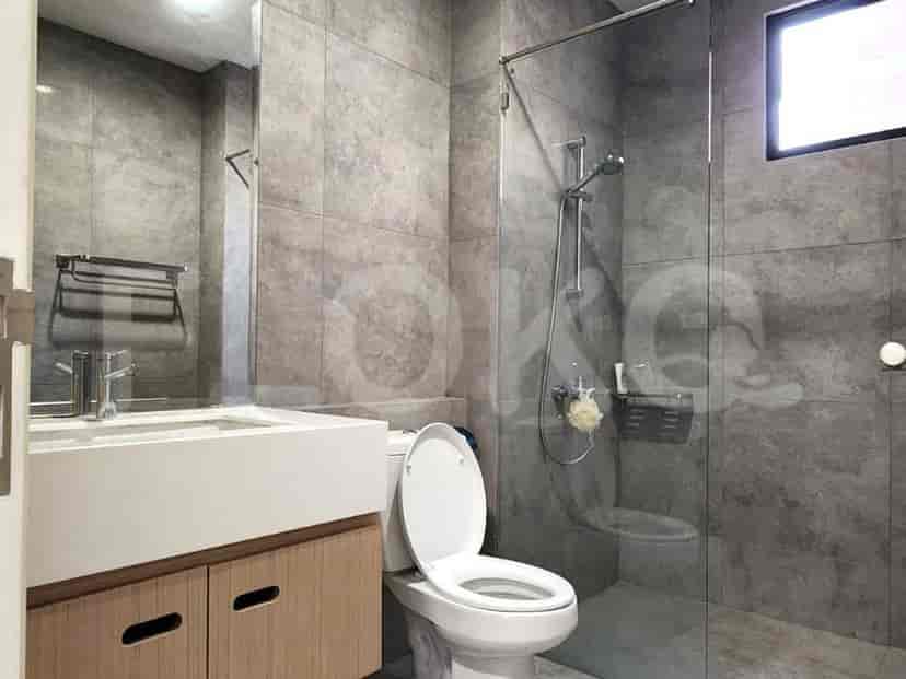 Kamar mandi modern dengan wastafel, toilet, dan pancuran.