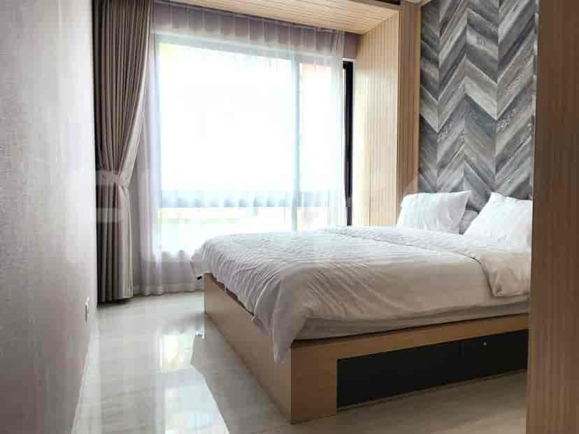 Kamar tidur modern dengan tempat tidur, gorden, dan dinding kayu dekoratif.