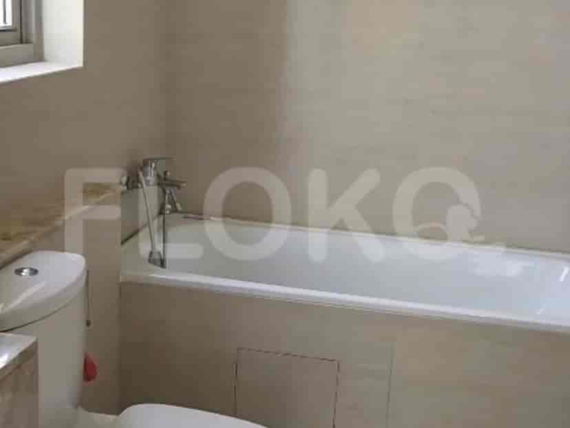 Bathroom with a bathtub, toilet, and sink.