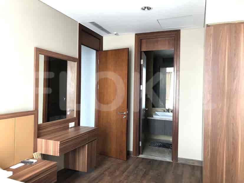 Kamar tidur dengan meja rias dan akses kamar mandi.