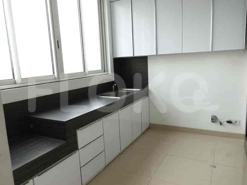 Luxurious bathroom with a large mirror, shower and marble finishes.