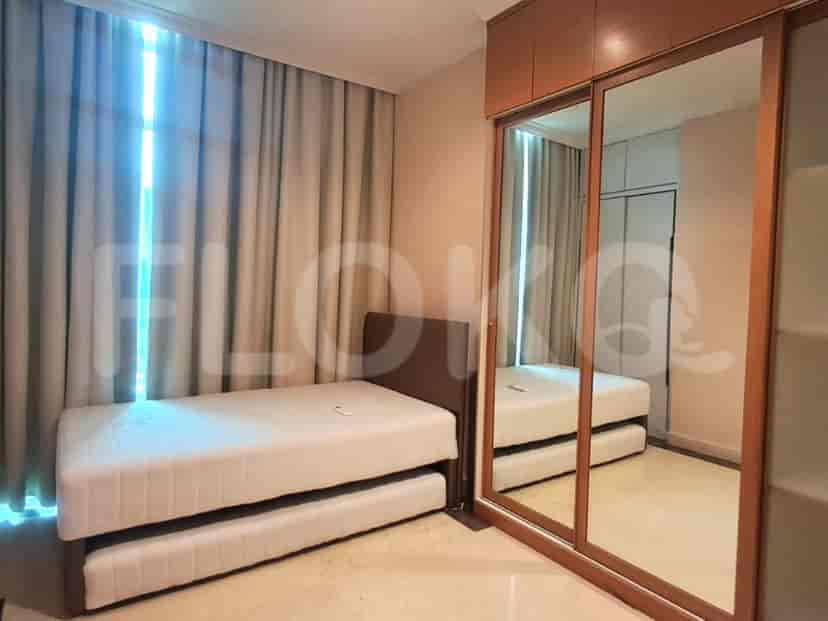 Bedroom with two single beds and a large closet.