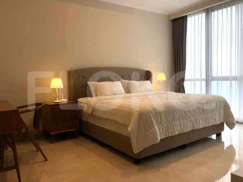 Bedroom with a bed, nightstands, and lamps.