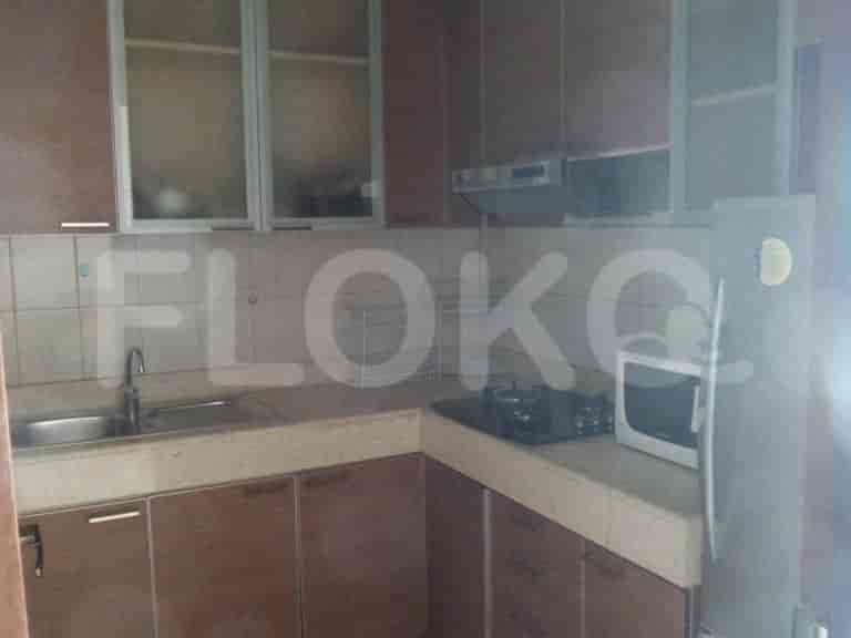 Dapur kecil dengan microwave, dan bak cuci piring.