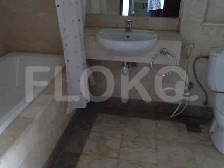Kamar mandi dengan bathtub.