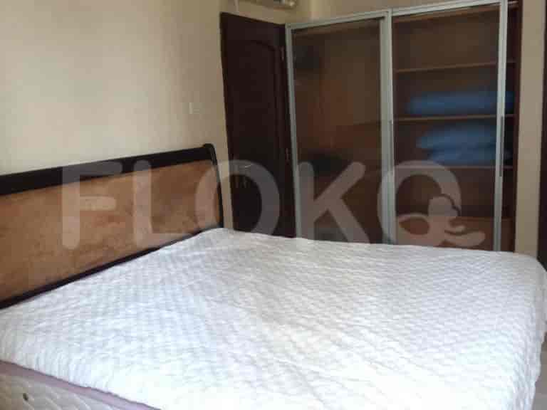 Kamar tidur dengan tempat tidur besar dan lemari geser.