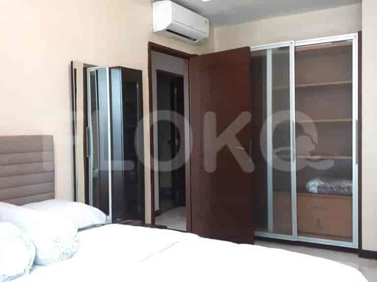 Kamar tidur dengan tempat tidur besar dan lemari.