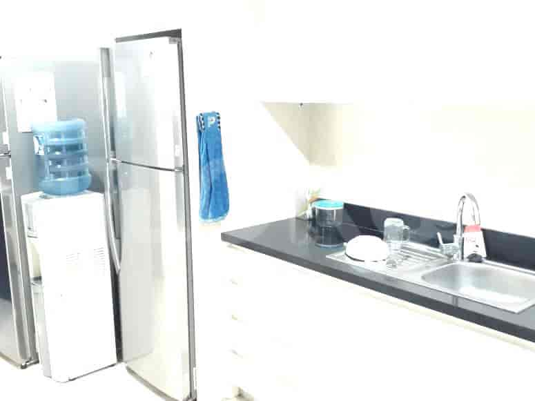 Dapur ringkas dengan peralatan stainless steel dan fasilitas penting.