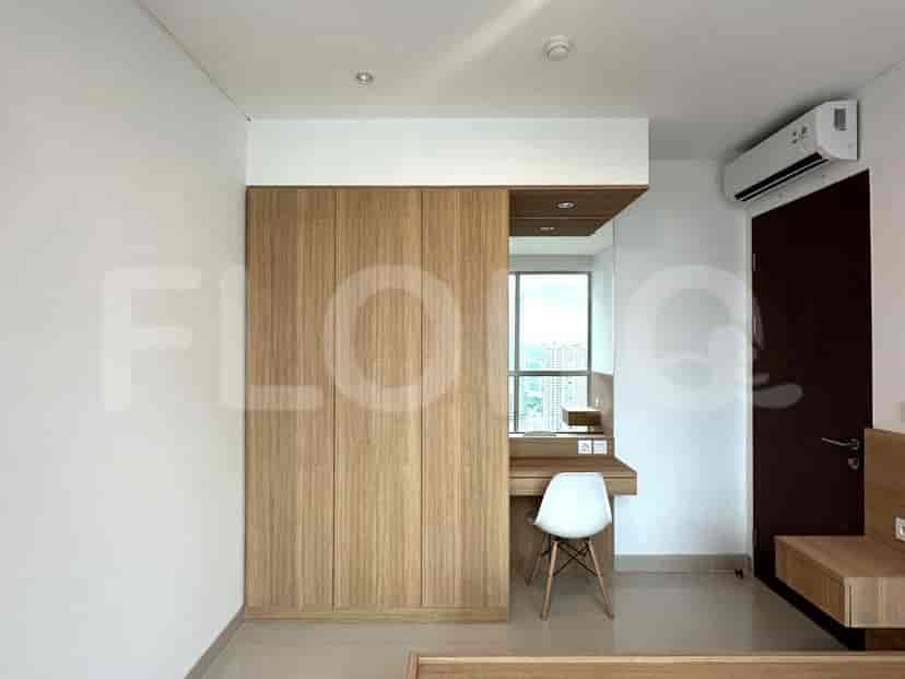 Bedroom with a wooden wardrobe, a vanity, and air conditioning.