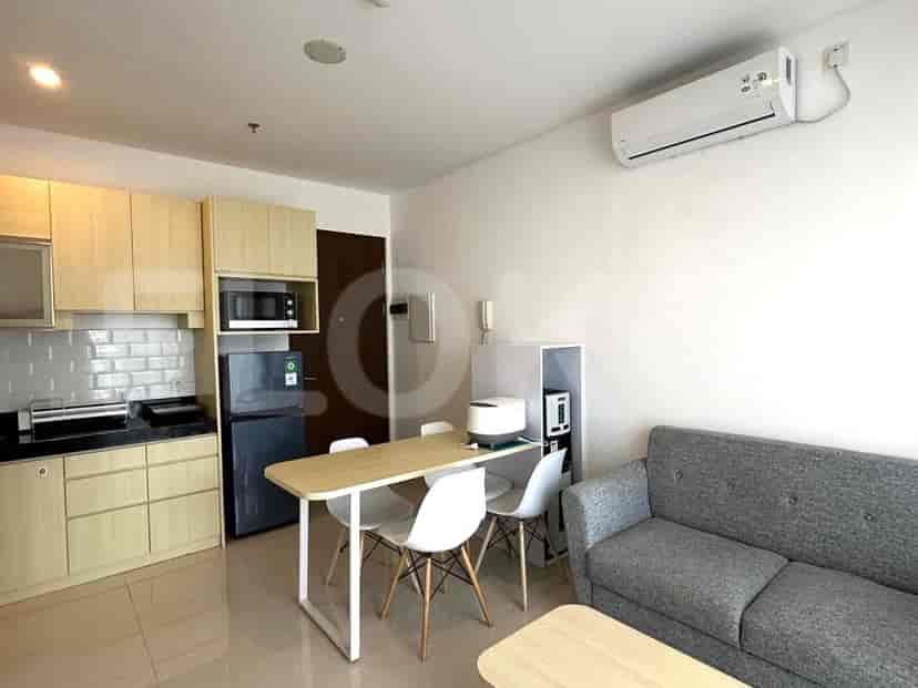 Well-equipped kitchen area with a dining space and integrated appliances.
