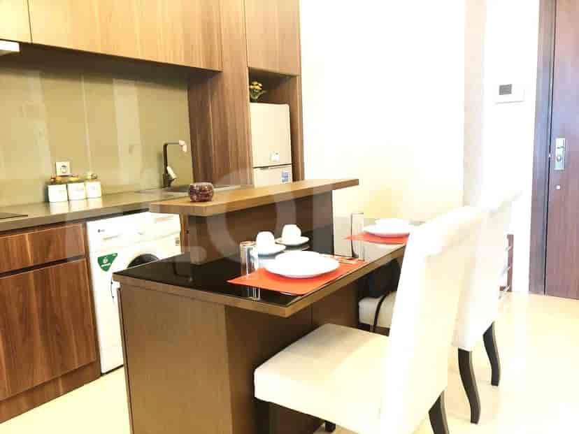 A modern kitchen and dining area featuring a breakfast bar and a dining table.