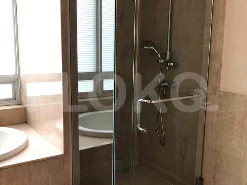 Kamar mandi dengan pancuran berdiri dengan penutup kaca.
