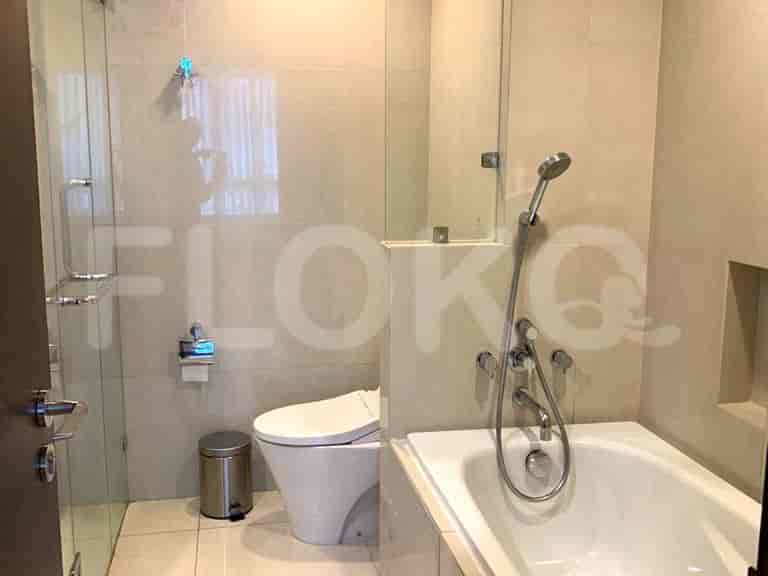 Kamar mandi dengan bak mandi, shower, toilet, dan wastafel.