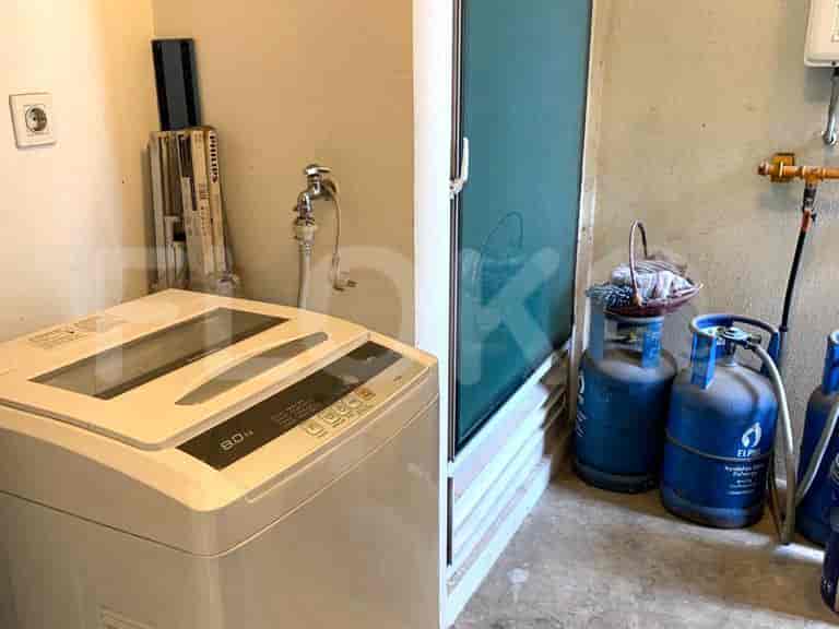Ruang cuci dengan mesin cuci dan tabung gas.
