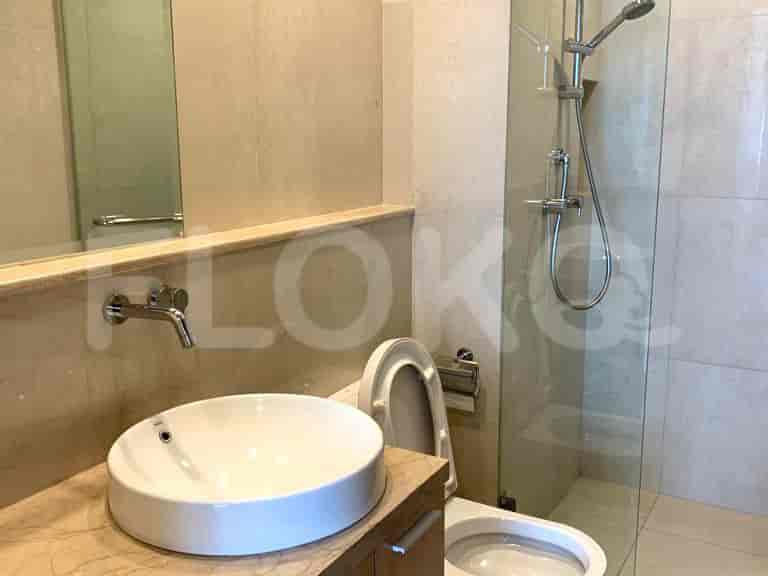 Kamar mandi dengan wastafel, toilet, dan shower.