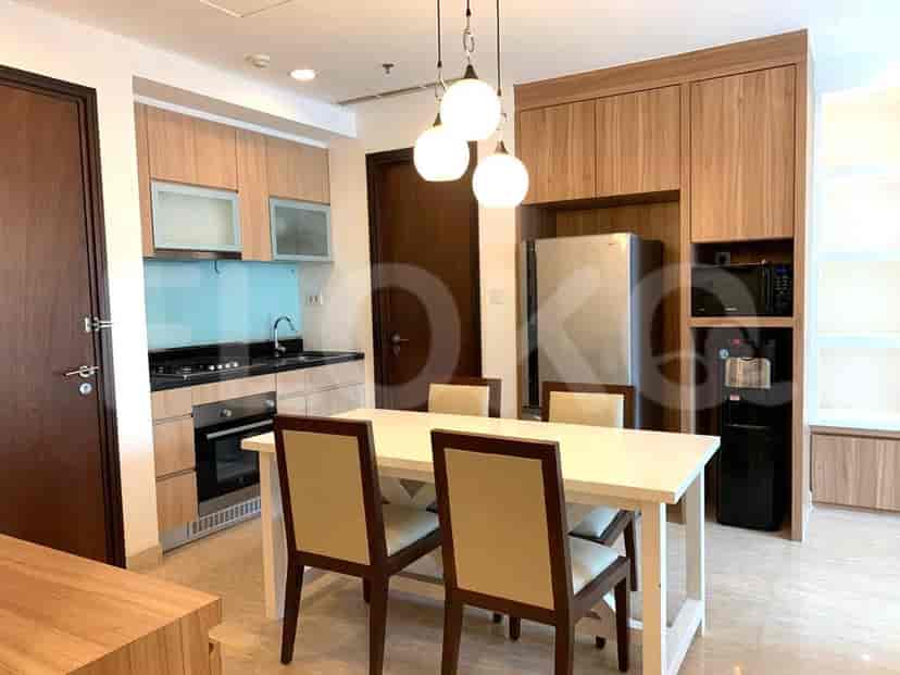 Dapur terbuka dengan area makan, peralatan, dan lemari.