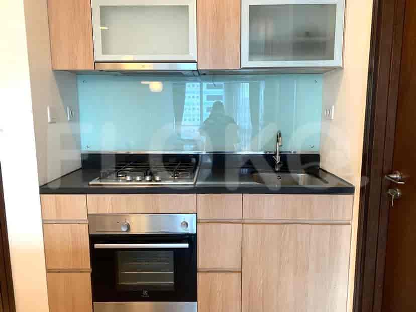 Dapur modern yang menampilkan meja dapur hitam.