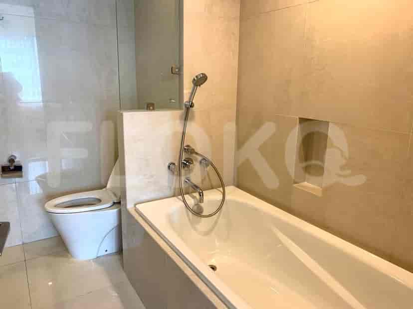 Kamar mandi dengan bak mandi dan shower.