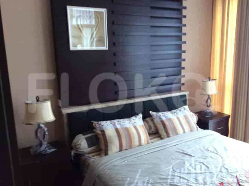 Bedroom with bed, nightstands, and lamps.