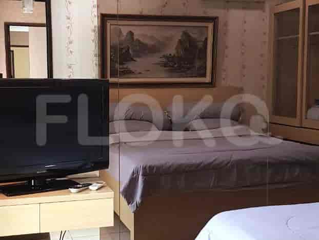 Kamar tidur dengan tempat tidur dan lukisan.